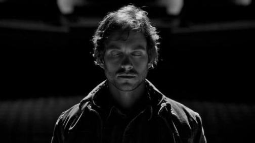 hombre ojos cerrados